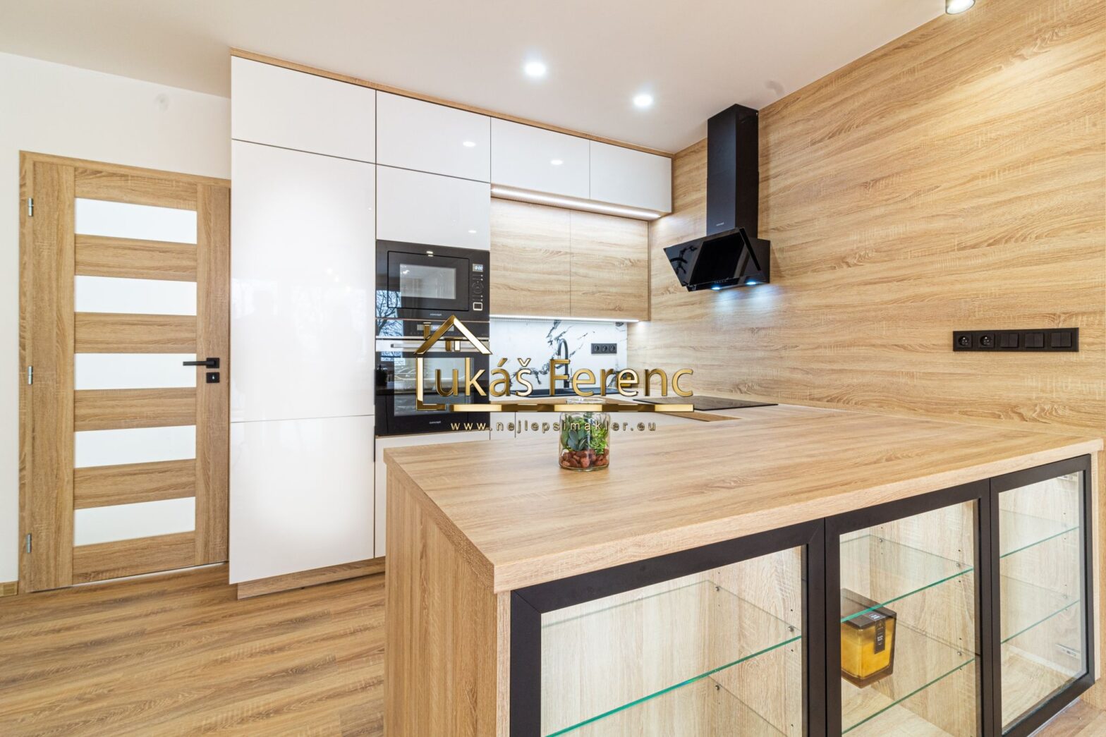 Nabízíme prodej luxusního bytu v Krupce u Teplic, dispozice 3+kk, 79 m², ul. Karla Čapka, Krupka, tento byt se může chlubit kompletní rekonstrukcí.