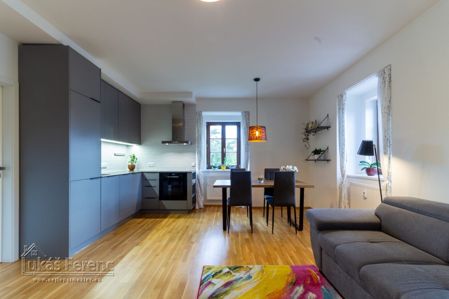 Pronájem bytu, 2+kk, 50 m² s parkovacím stáním? Zařízený byt v cihlovém domě v žádané lokalitě Praha 6, ul. Drnovská, který se Vám bude líbit...