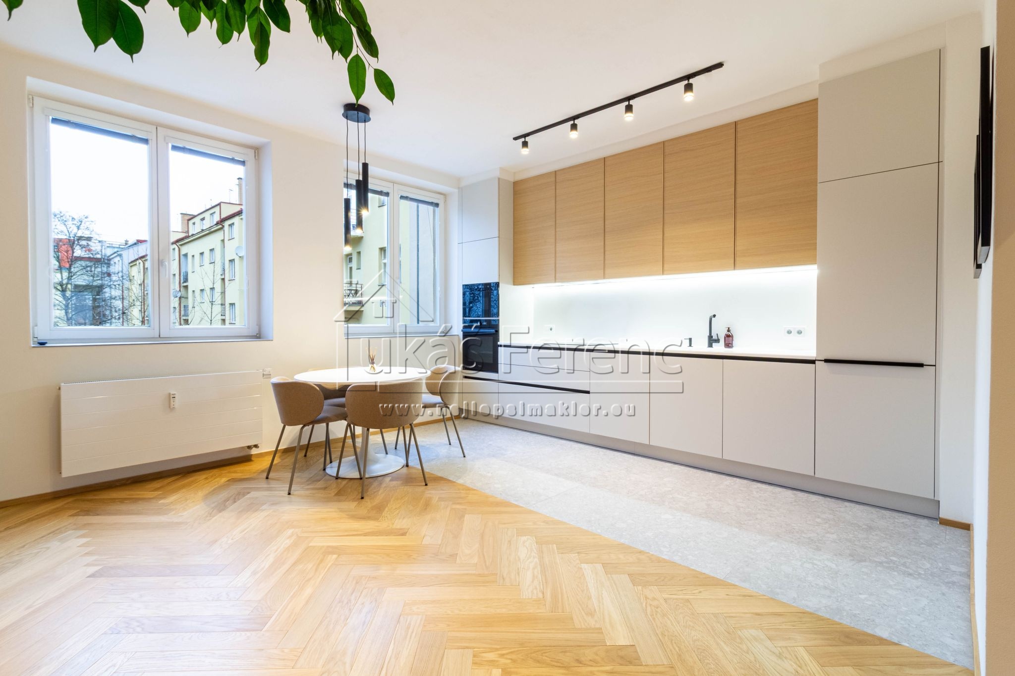 Pronájem designového bytu 2+kk o užitné ploše 60 m² po kompletní rekonstrukci v prestižní lokalitě Praha 6 – Bubeneč. Byt s balkonem a sklepem se nachází v klidném cihlovém domě, nabízí vysoký standard provedení, kvalitní vestavné spotřebiče a nadčasový interiér. Ideální volba pro náročného nájemce hledajícího klid, komfort a výbornou dopravní dostupnost.